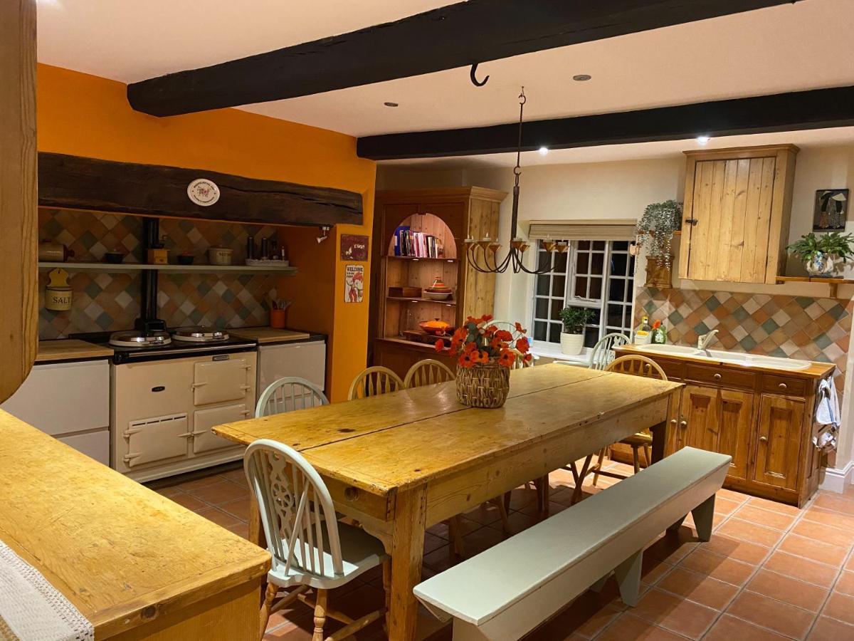 Mid-Wales Farmhouse, Swimming Pool, Tranquil Countryside Views, Sleeps 14 Meifod Экстерьер фото