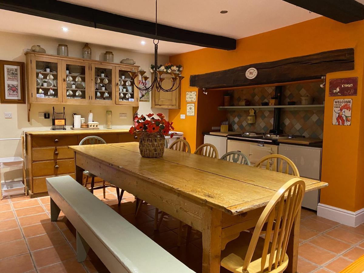Mid-Wales Farmhouse, Swimming Pool, Tranquil Countryside Views, Sleeps 14 Meifod Экстерьер фото