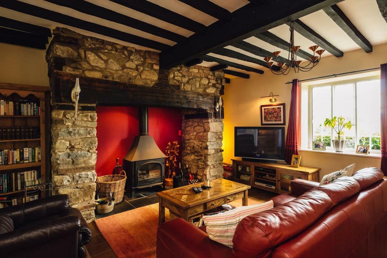 Mid-Wales Farmhouse, Swimming Pool, Tranquil Countryside Views, Sleeps 14 Meifod Экстерьер фото