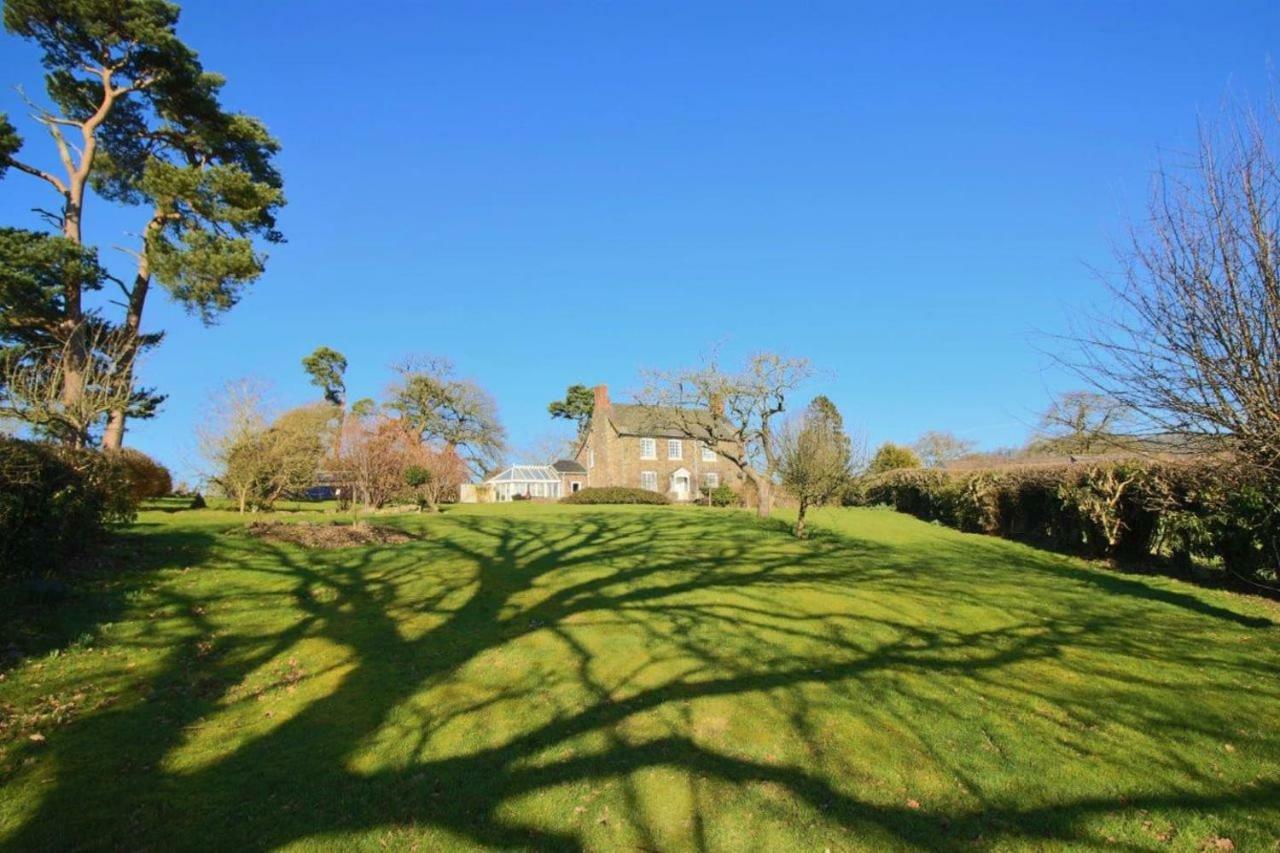 Mid-Wales Farmhouse, Swimming Pool, Tranquil Countryside Views, Sleeps 14 Meifod Экстерьер фото